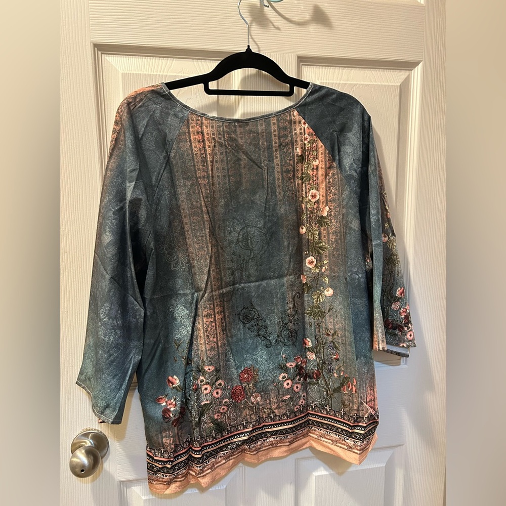 Emery Rose 2XL Women's Floral Patterned Top - Green and Peach NWT - Picture 3 of 3
